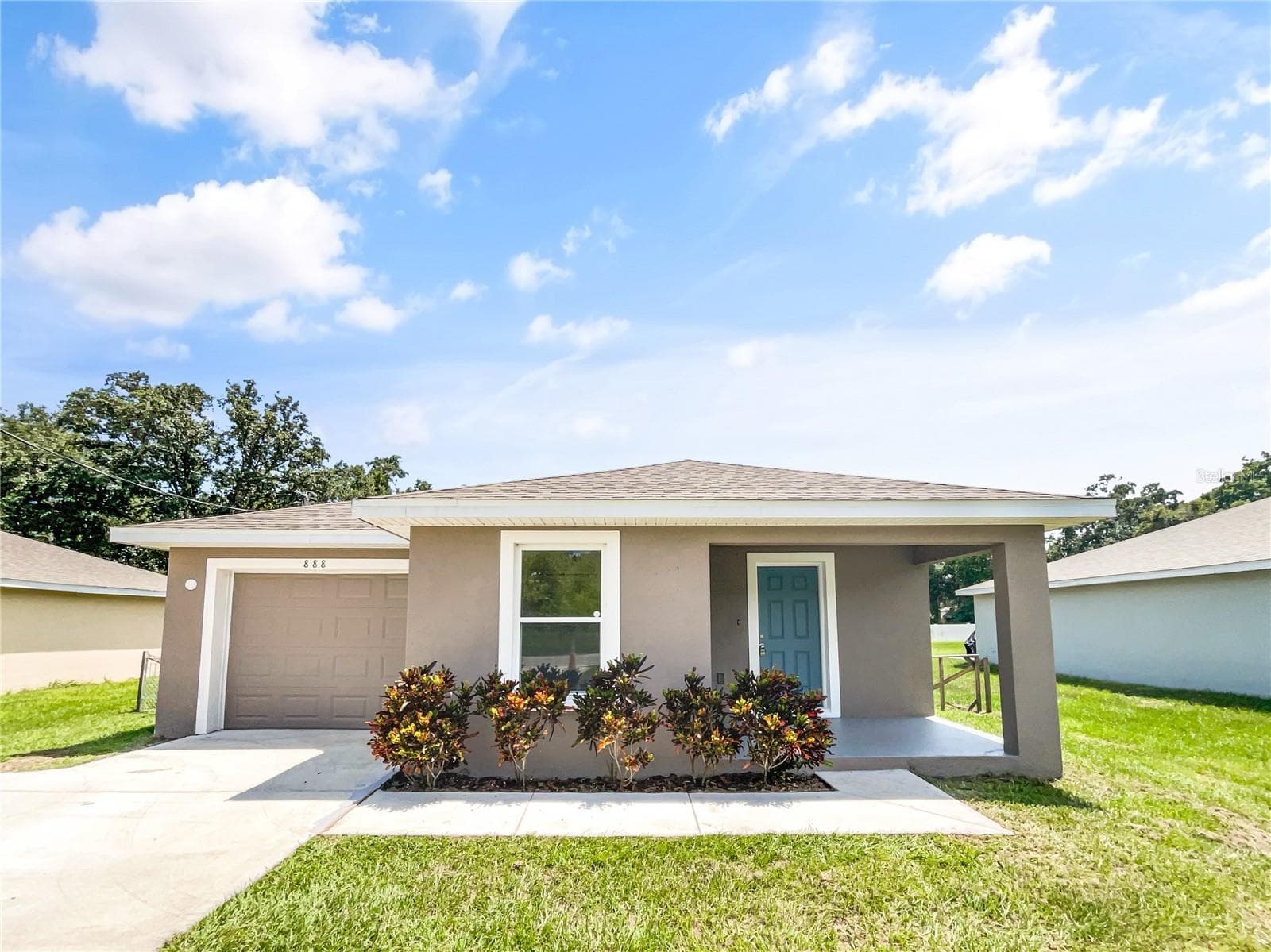 Front exterior of a 2020-built single-family home in Auburndale, Florida.