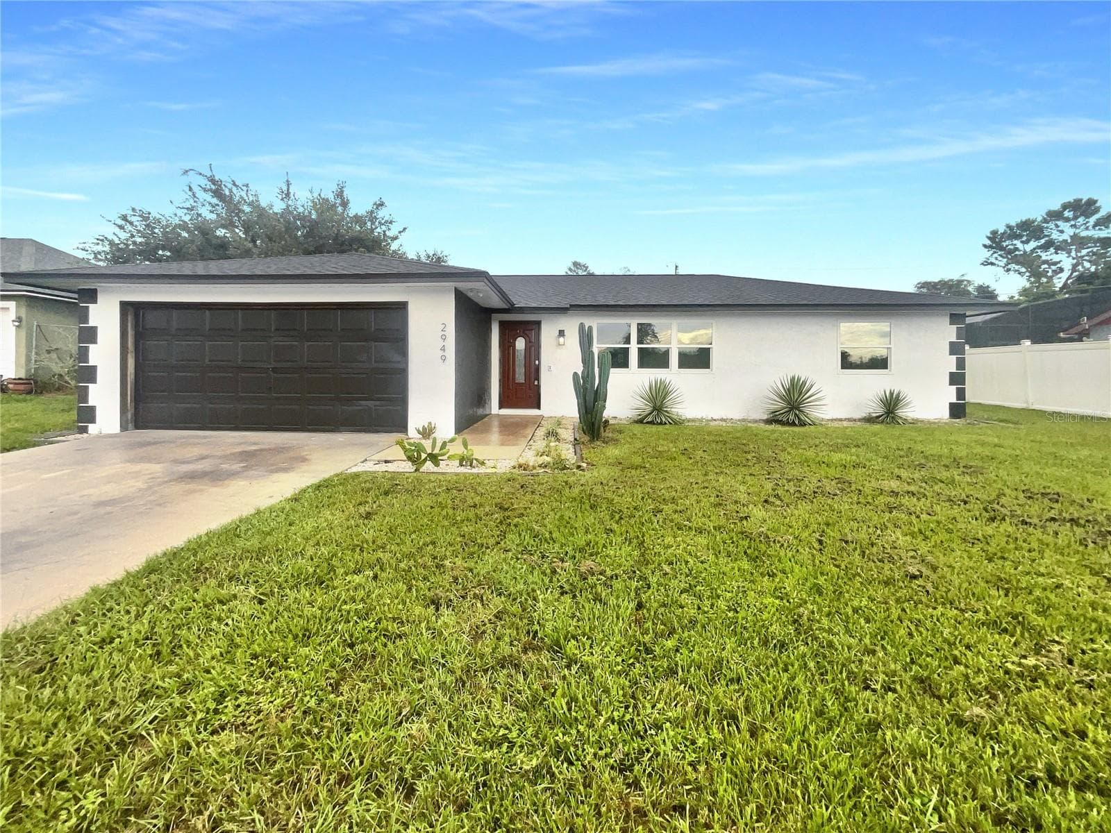 Front exterior view of a single-family home in Deltona, Florida