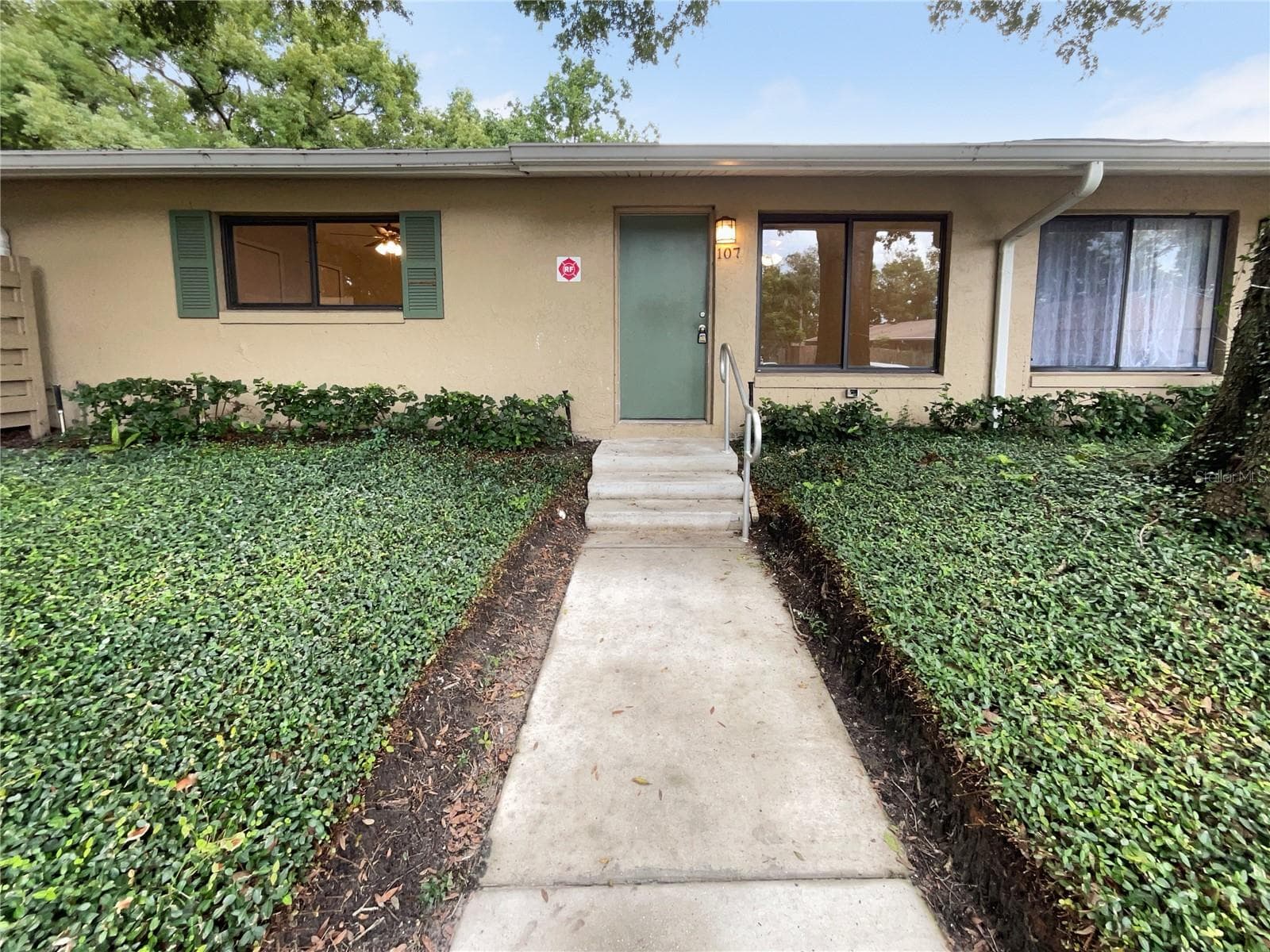 Exterior view of a ground-floor condominium unit at Hidden Ridge in Altamonte Springs, Florida.