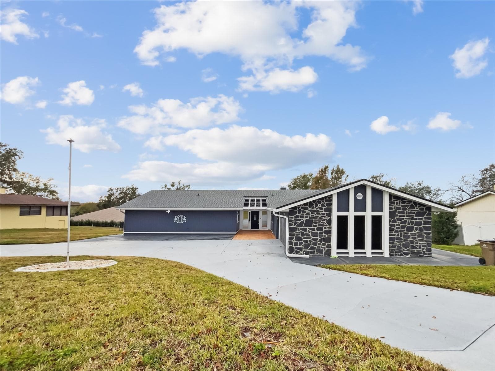 Front exterior of a single-family home on a spacious lot in Clermont, Florida