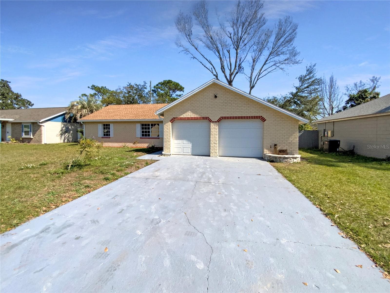 Front exterior of a single-family home in Orlando, Florida with a landscaped lot.