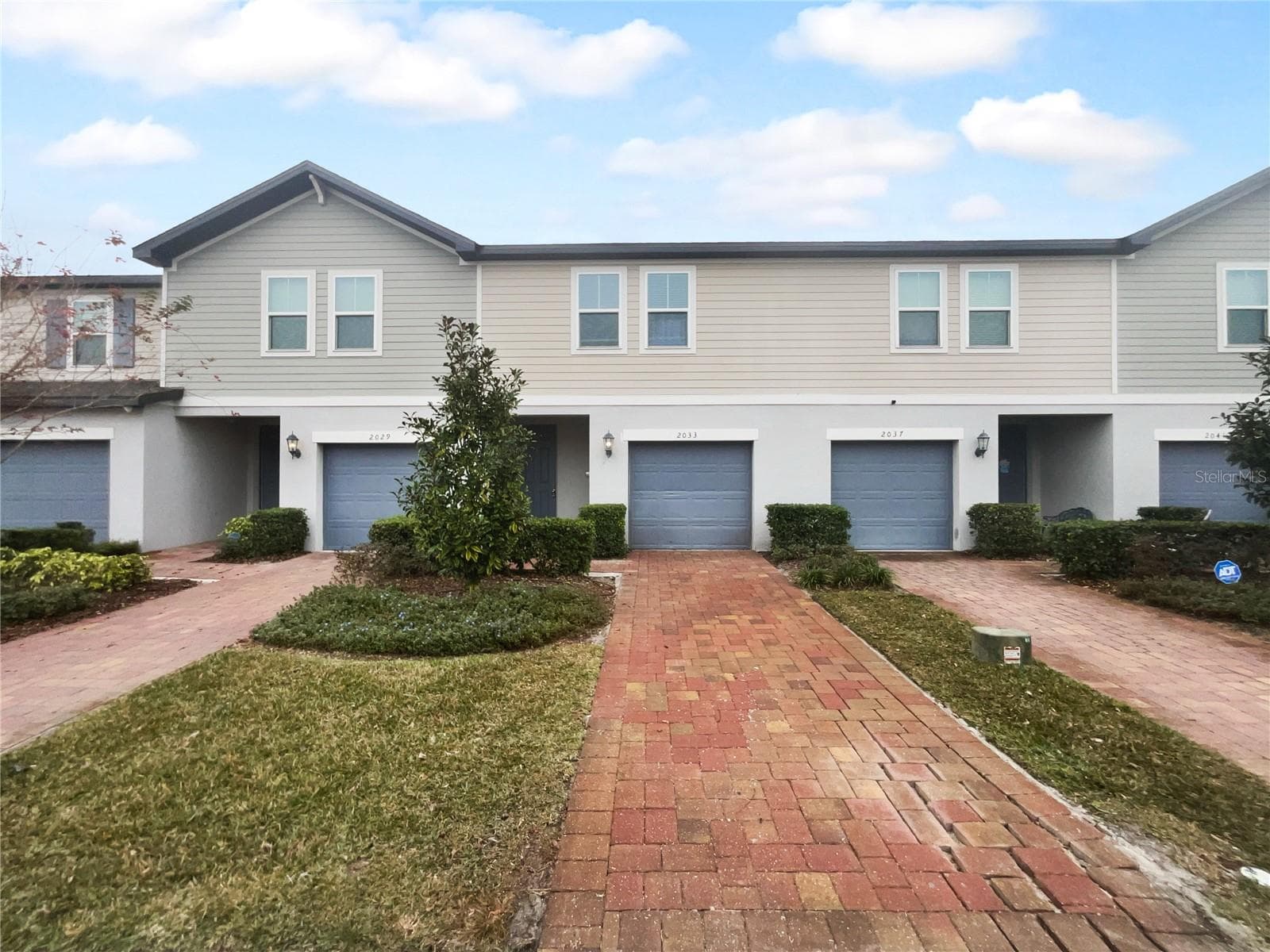 Front exterior view of a two-story townhouse in Prairie Mdws, Ocoee, Florida